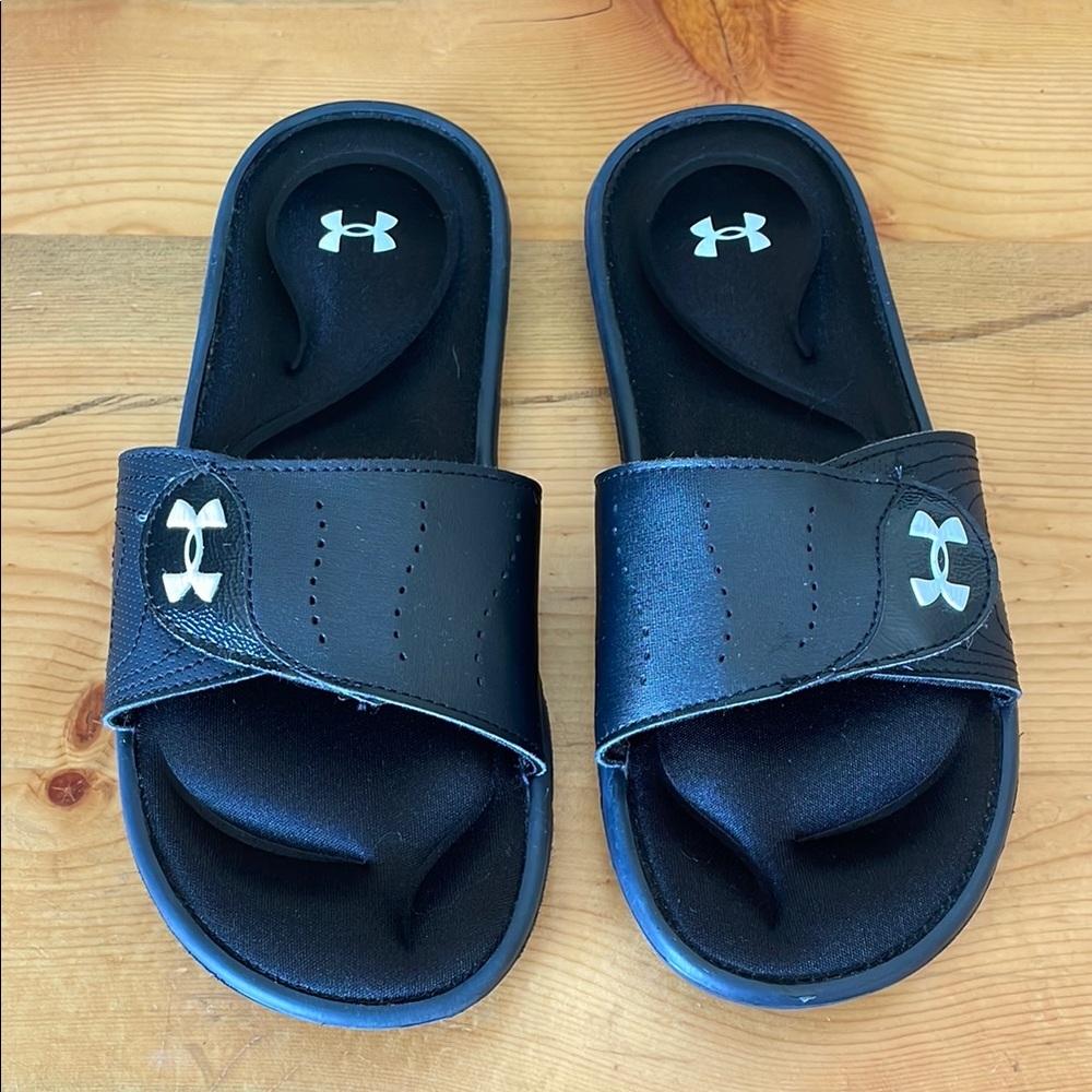 🏃🏼‍♀️ like new Under Armour Women’s slides size 9